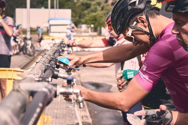 ciclistas-cargando-agua-en-evento-cicloturista-la-cubilla