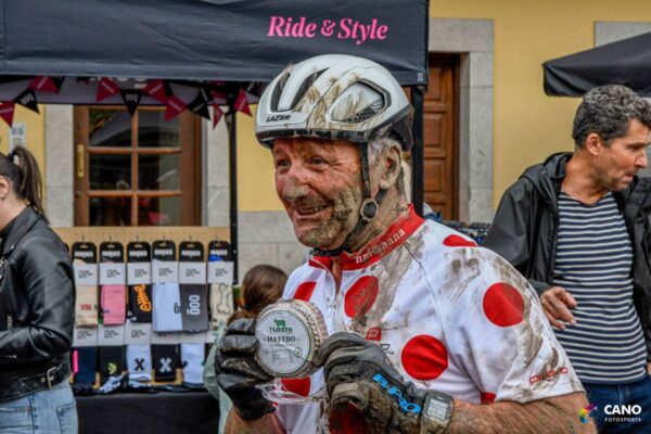 participante-carrera-mtb-pastores-entrega-queso-de-obsequio