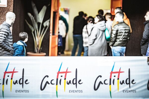 valla-actitude-eventos-con-personas-haciendo-cola-para-inscribirse