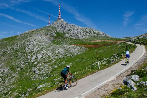 vista-de-la-cumbre-de-el-gamoniteiro-con-las-antenas-y-ciclistas