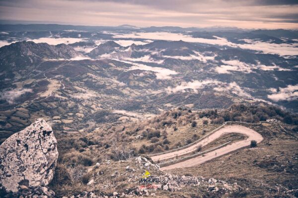 vista-panoramica-montes-y-curva-cerrada-en-la-subida-al-angliru